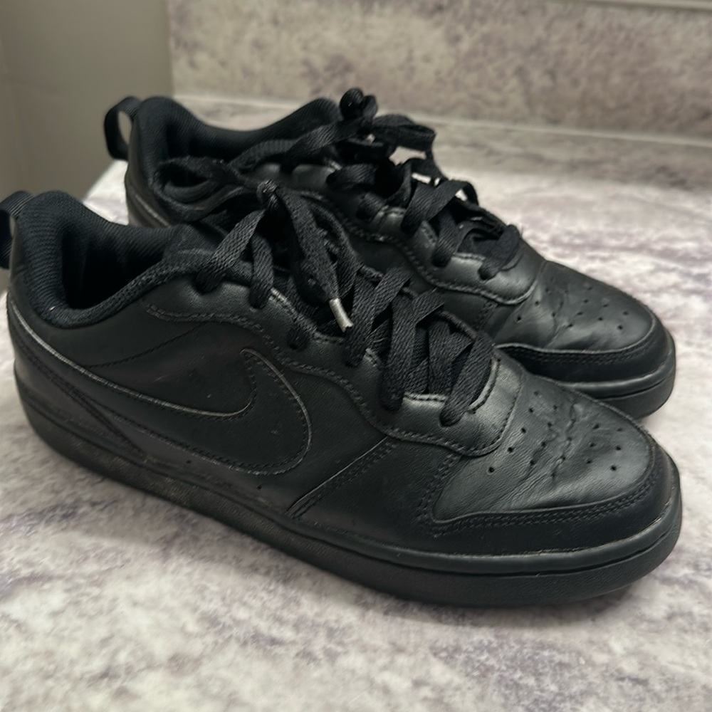 Nike court borough all black size 7Y BQ5448-001